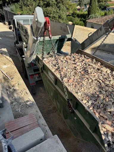 Une benne de 6 mètres cubes pour l'évacuation de déchets à Carnoux en Provence, Aubagne, Sud Bennes